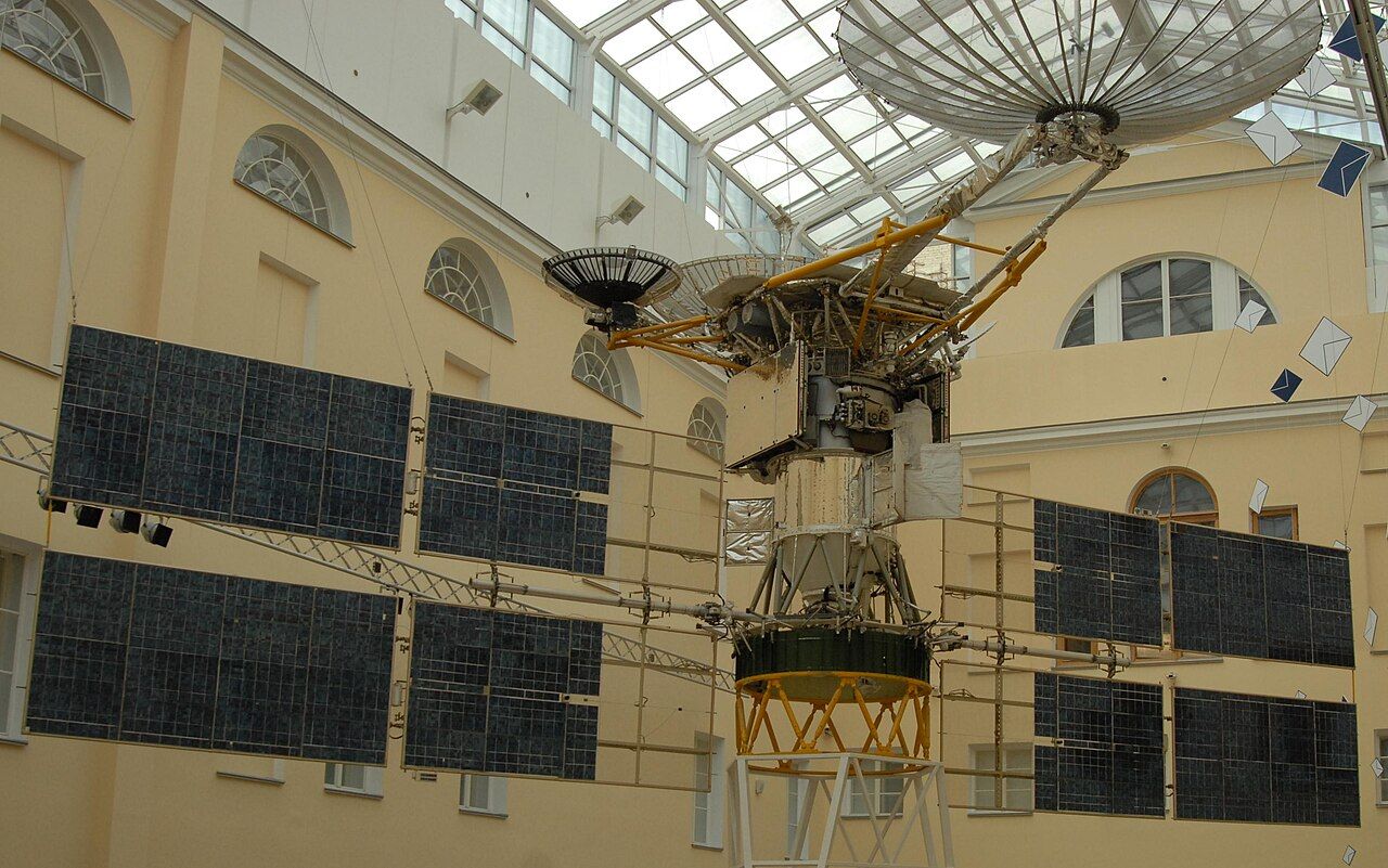 Супутник-ретранслятор «Луч-2» («Геліос») в Центральному музеї зв'язку ім. С. Попова.