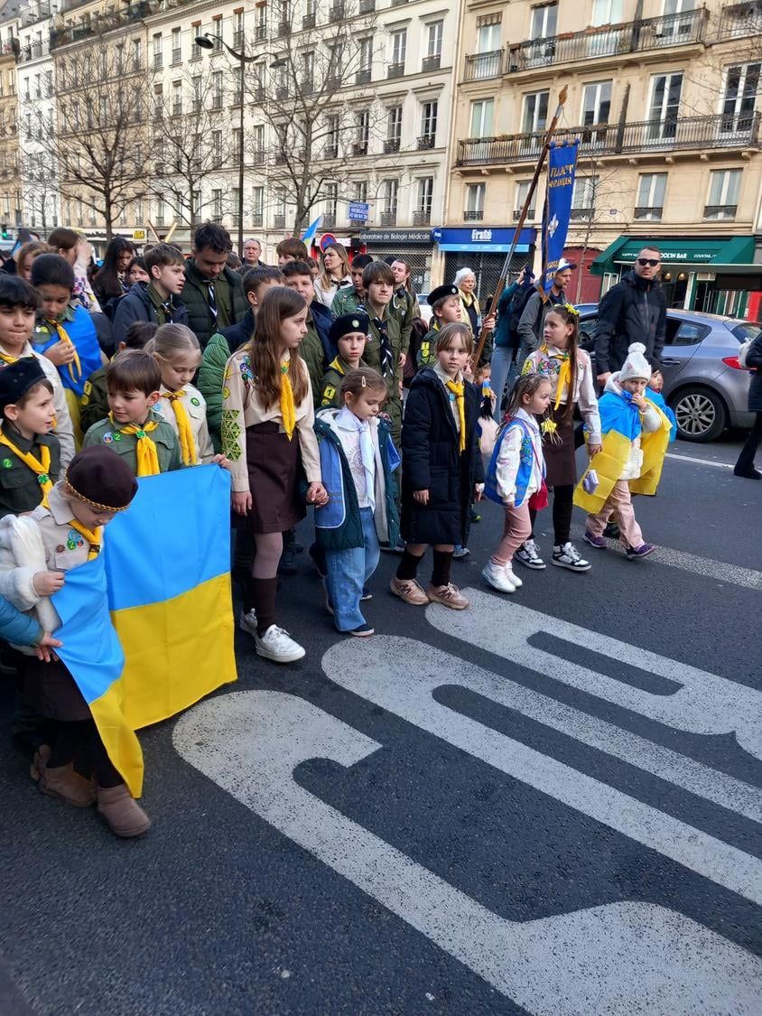 У Парижі вийшли на марш близько 5 тисяч людей. Пластуни у ході підтримки України.