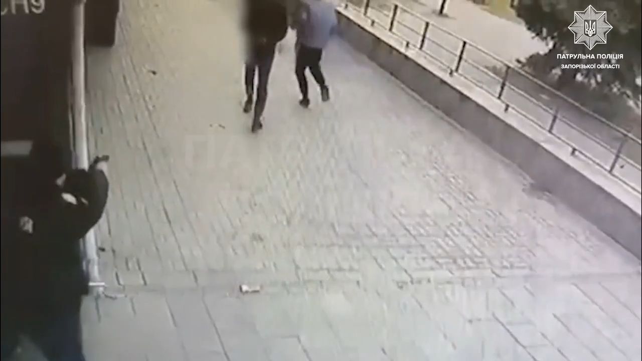 У Запоріжжі патрульний застрелив нападника.