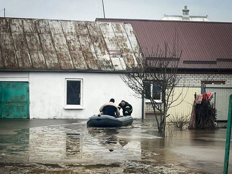 Провізію рятувальники доставляють човнами.