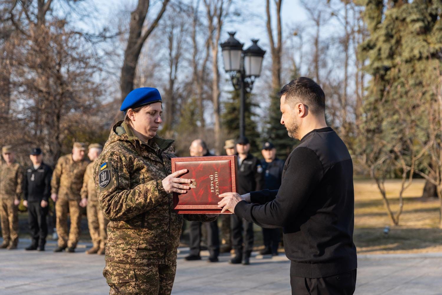 Вперше в історії Національної гвардії України звання Героя України присвоєно жінці — кулеметниці Олександрі Давиденко з позивним «Вирва».