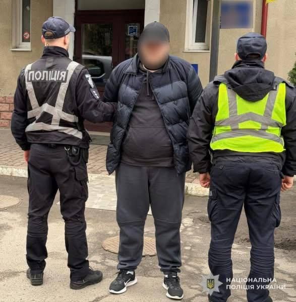 Інспектору Львівської митниці повідомлено про підозру у вбивстві військовослужбовця. При обшуках у підозрюваного виявили холодну зброю.