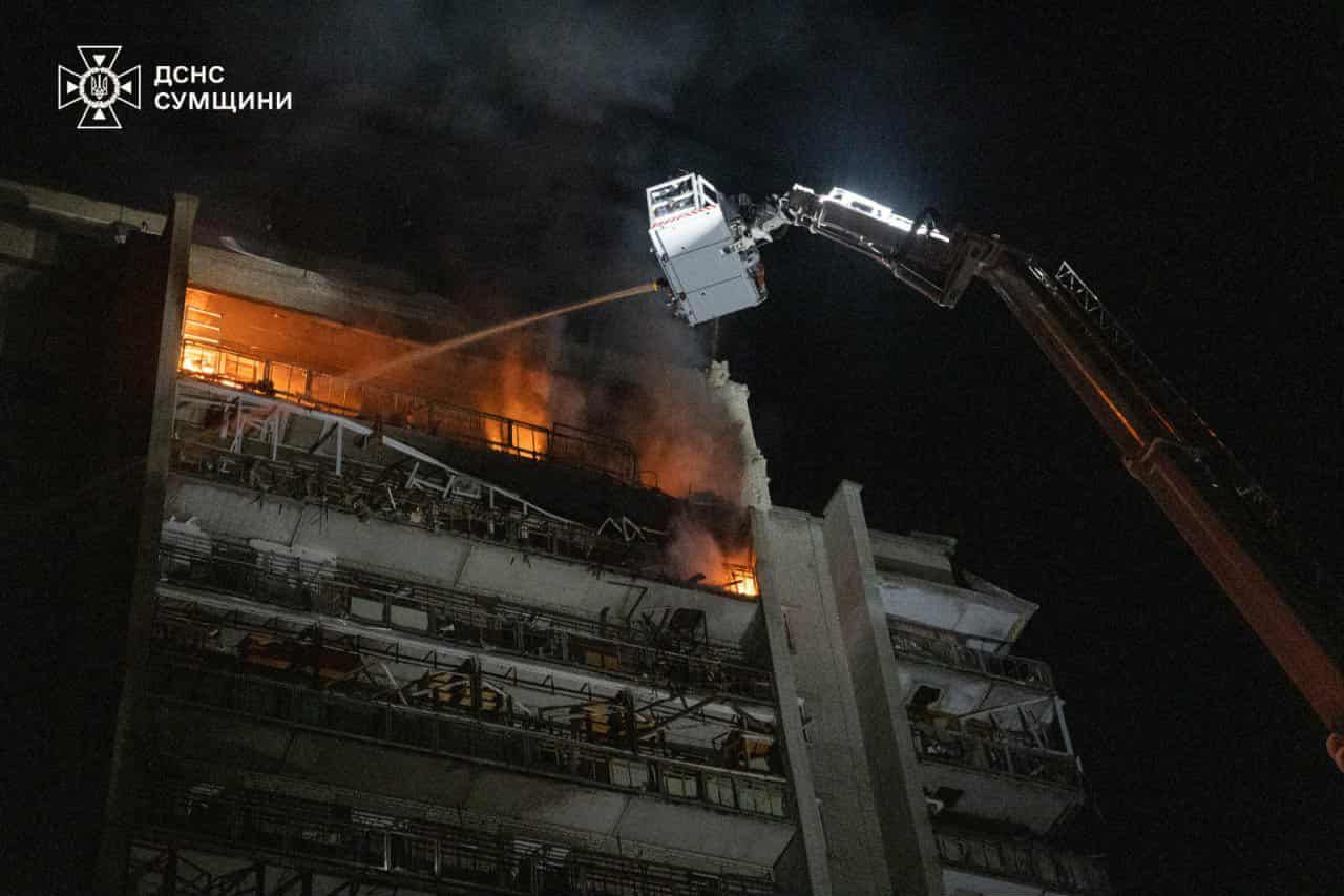 Ворог завдав серію ударів по Сумах – рятувальники ліквідували пожежу та надають допомогу громадянам.