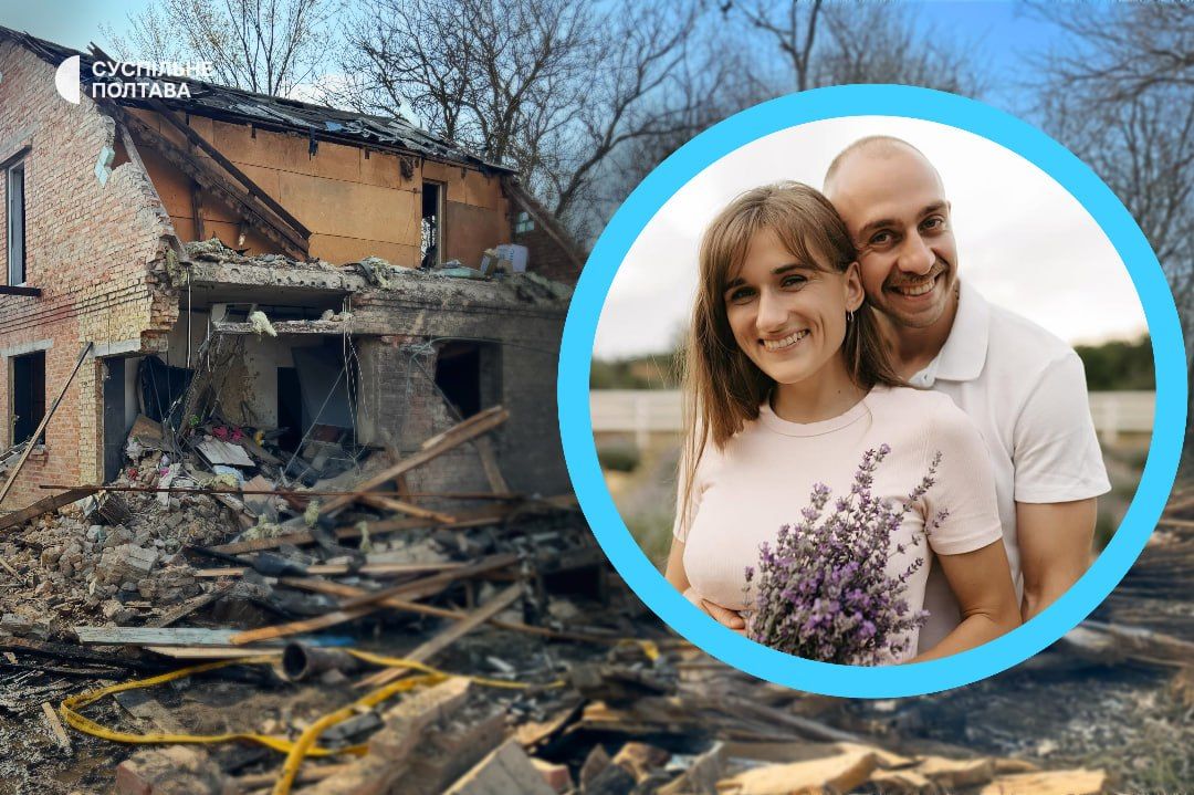 Родина блогерів на тлі зруйнованого будинку.