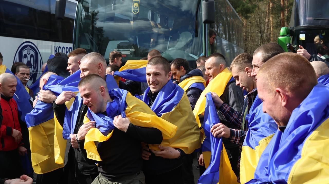 73-й обмін: 193 воїна повернулися з російського полону, фото