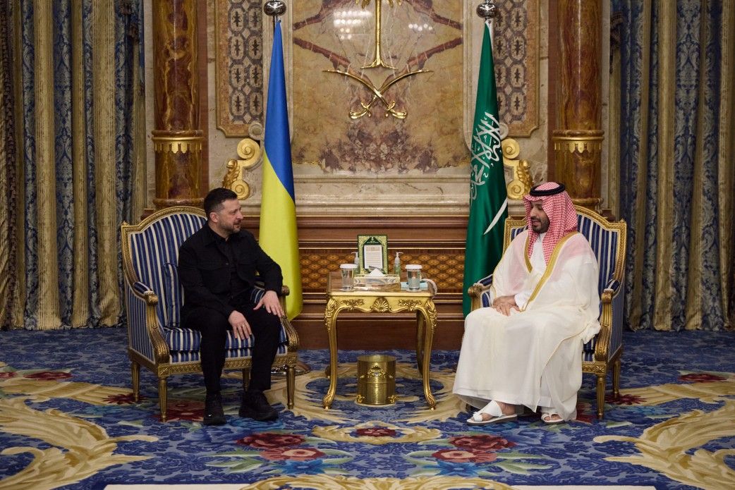 У Джидді Президент України Володимир Зеленський провів зустріч зі Спадкоємним принцом Саудівської Аравії Мухаммадом бін Салманом Аль Саудом.