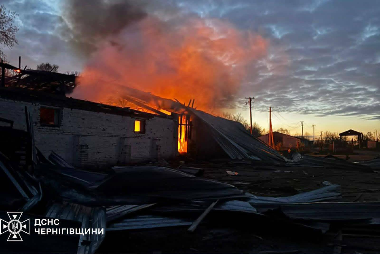 Цієї ночі російські ударні дрони атакували село в Семенівській громаді - ціллю стали агропідприємства. Знищені ангари із зерном і майном.