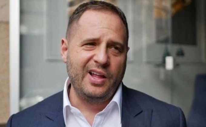 Андрія Єрмака на розповсюджених плівках нібито називають «Хірургом», хоча він після отримання підозри вже заперечив цей факт.