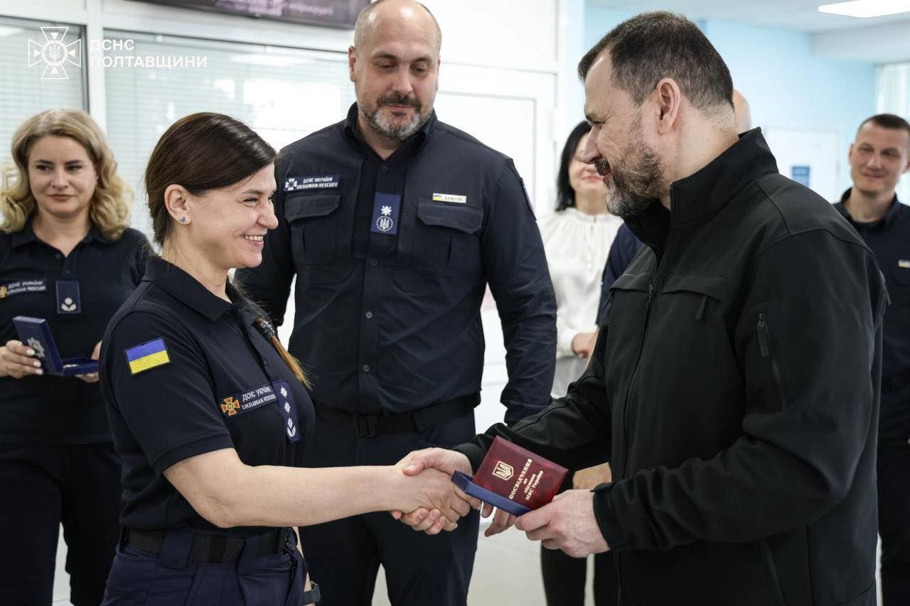 Світлана Рибалко отримує нагороду з рук очільника МВС Ігоря Клименка.