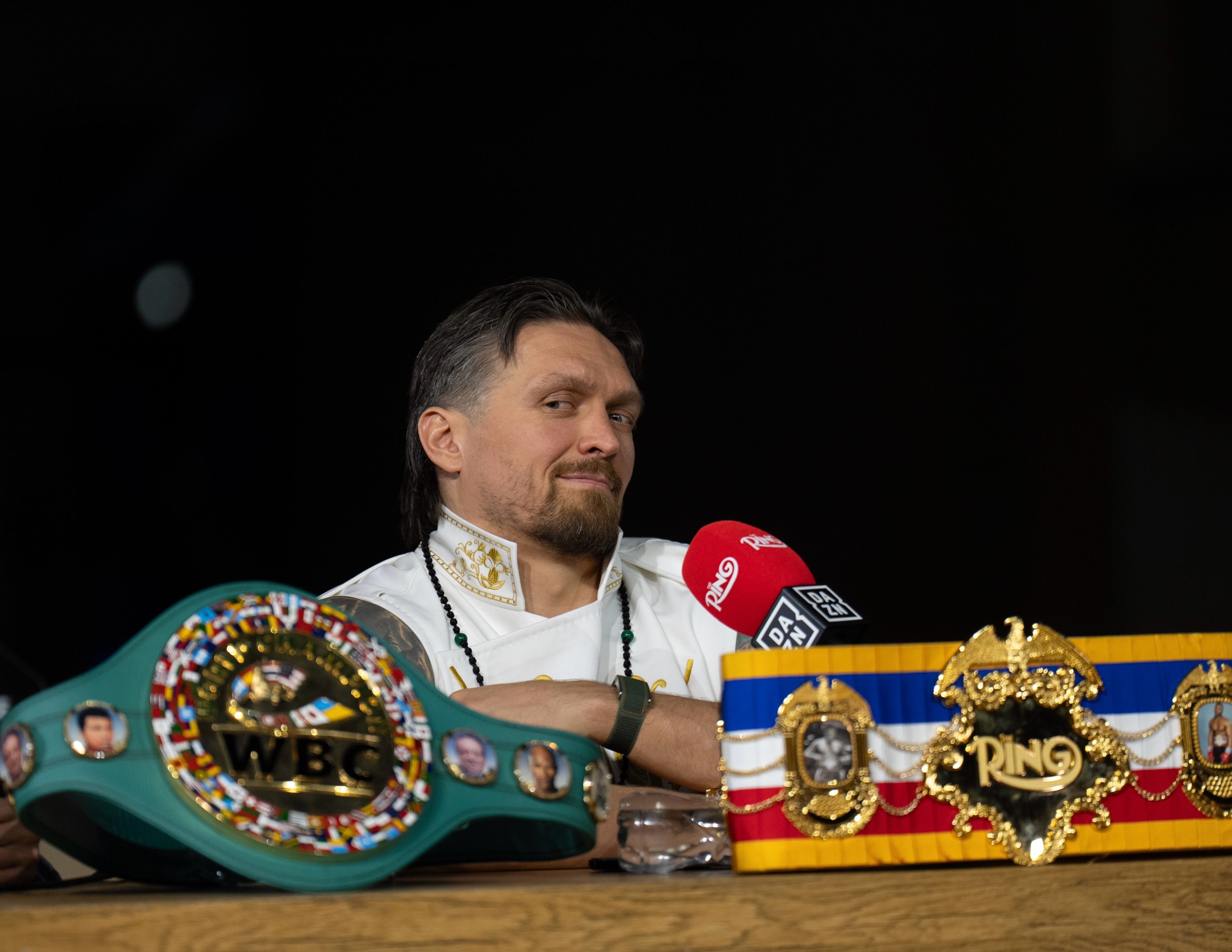 Олександр Усик вже погодився на бій проти тимчасового чемпіона WBC Агіта Кабаєла.