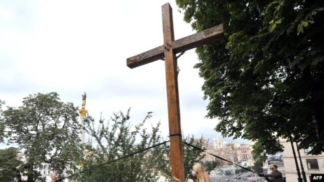 Хрест на Майдані: активісти закликають в День Конституції провести спільний молебень християнських Церков України