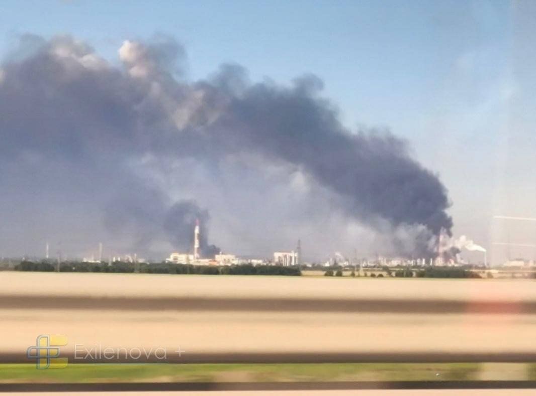 «Вітання» із днем росії: атаковано два великі нафтохімічні підприємства