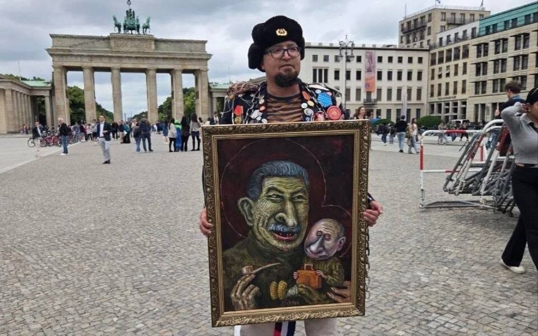 Семєн Скрепецький під час акції біля Брандербурзьких воріт.