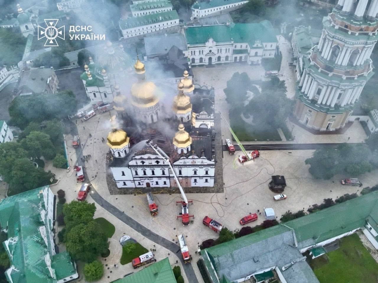Успенський собор Києво-Печерської лаври після російської атаки.