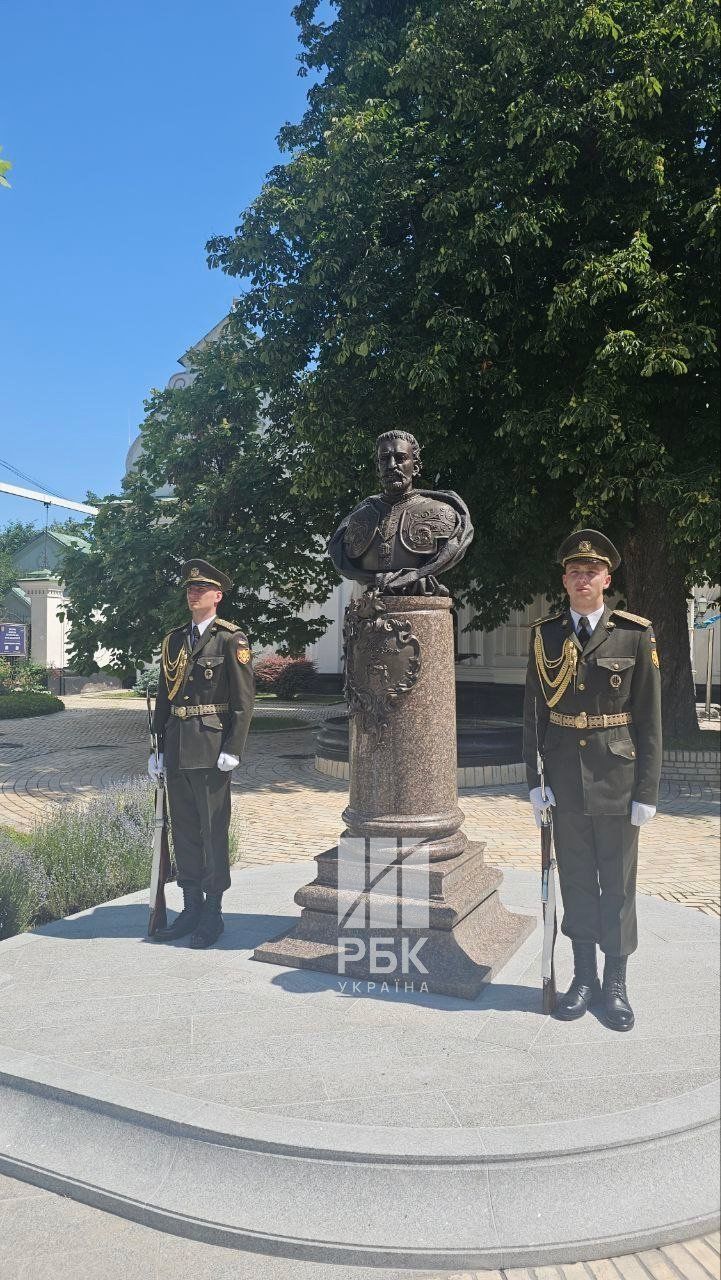 Сьогодні погруддя Мазепи встановили на території Києво-Печерської лаври, а повноцінний памʼятник зʼявиться на бульварі Шевченка.