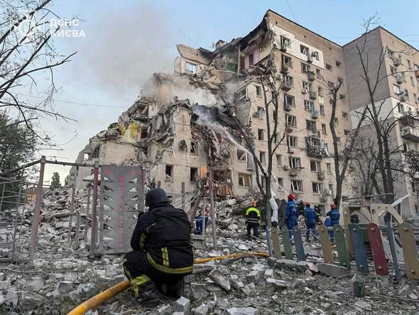 З вечора й до ранку місто здригалося від вибухів. Сирени, дрони, ракети, безсонна ніч і постійне очікування нових ударів.