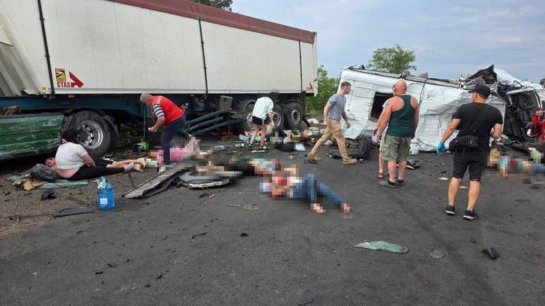 На Миколаївщині автобус протаранив вантажівку, багато загиблих і постраждалих, фото