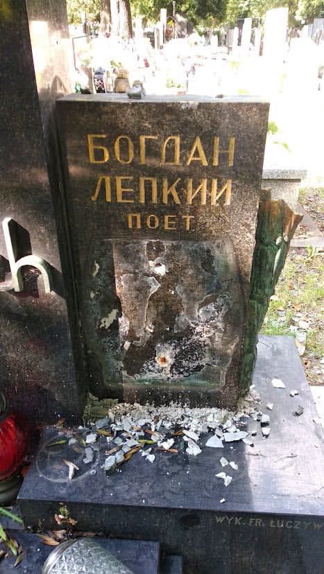 У Кракові знищили барельєф на гробниці українського письменника Богдана Лепкого, фото