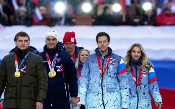 Рішення про допуск російського прапора, гімну чи проведення змагань на території Росії кожна спортивна федерація ухвалюватиме самостійно.