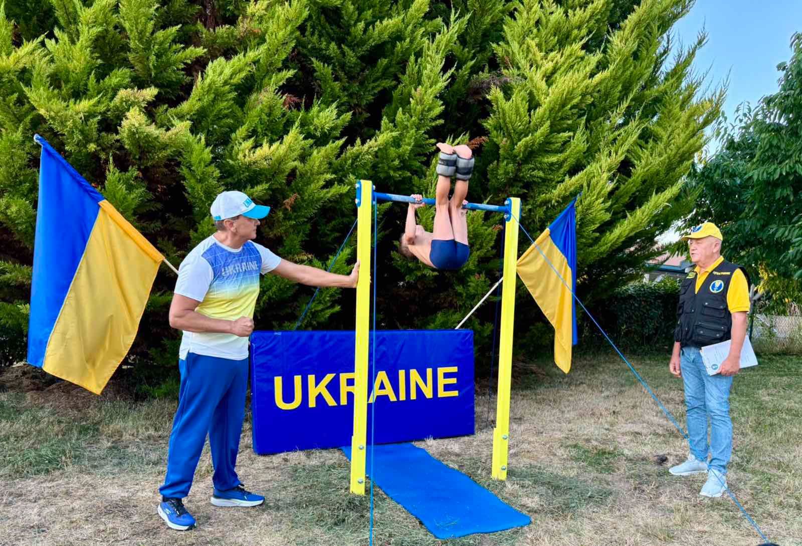 7-річний українець Філіп Нагорний 250 разів підтягнувся з переворотом.