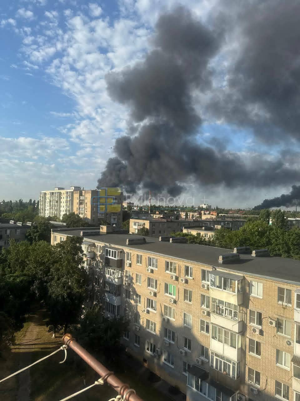 В Азові зафіксовано дві точки загоряння. Судячи з геолокації місць зйомки, крім Азовської нафтобази, також міг бути атакований Азовський оптико-механічний завод або нафтобаза ТОВ «Донтермінал».