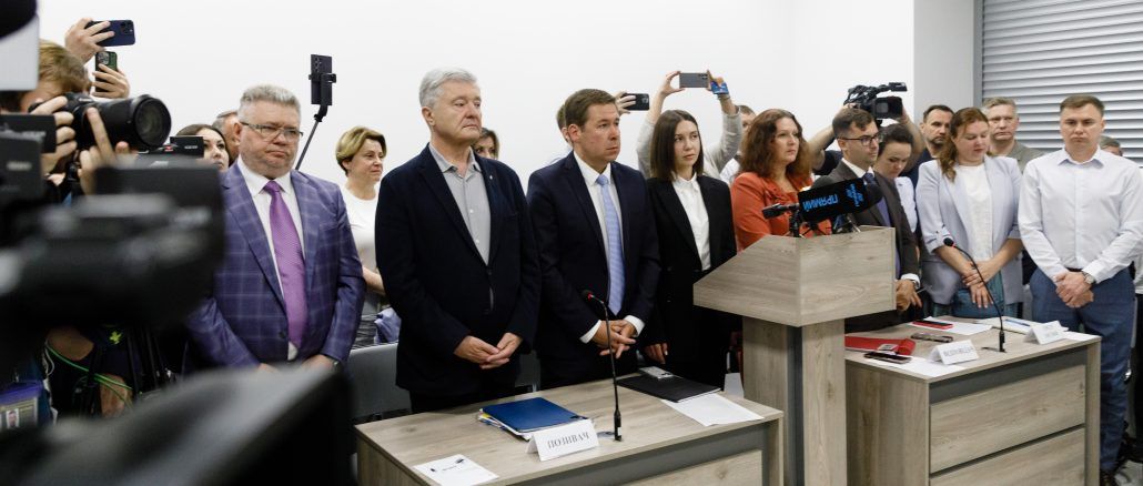 Петро Порошенко з однодумцями під час оголошення рішення Верховного Суду на касаційну скаргу.