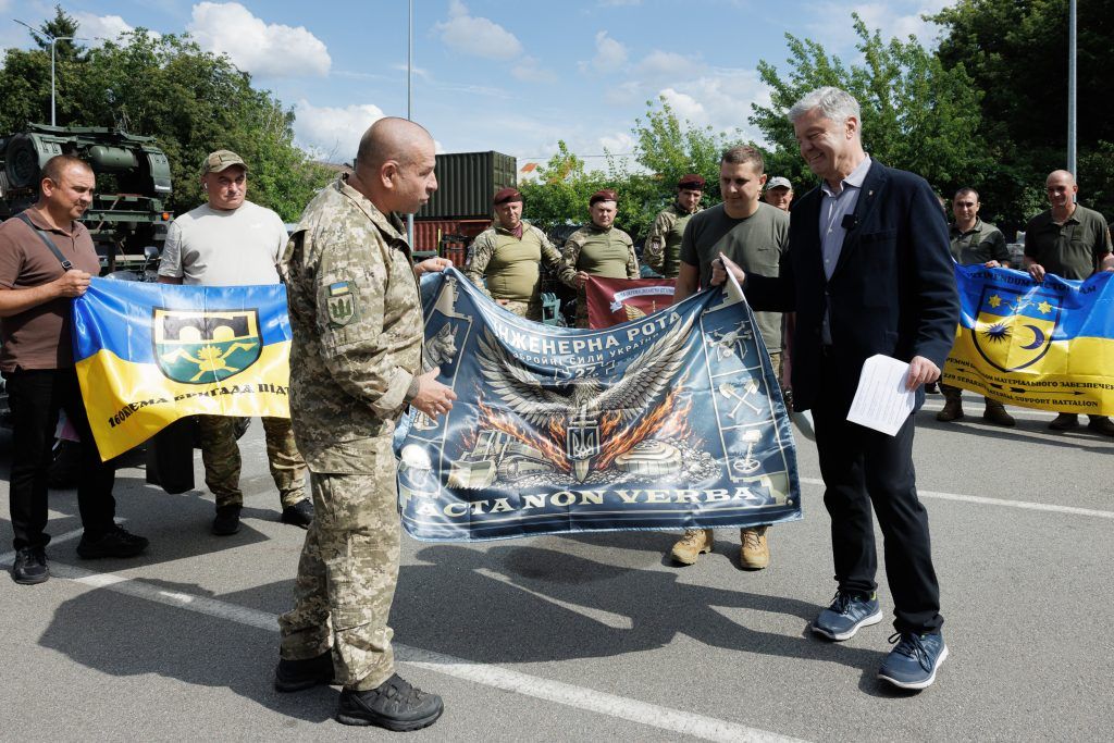 Військовим на фронт передали десятки квадроциклів, мобільні пилорами та техніку.