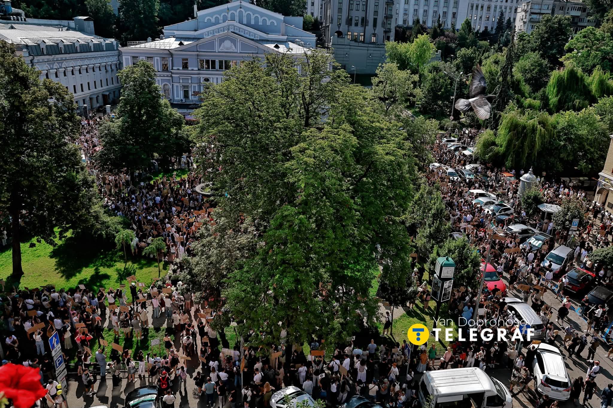 Люди вийшли на вулицю обурені несподіваною відставкою міністра оборони.