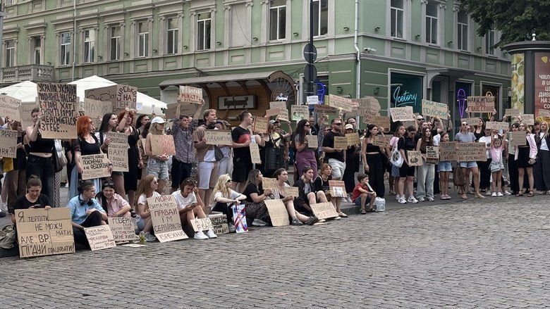 Акція протесту на підтримку Федорова збільшує кількість учасників.