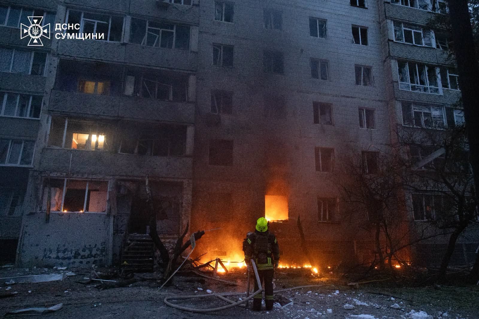 Росіяни завдали серії ударів по Сумах та атакували рятувальників, фото