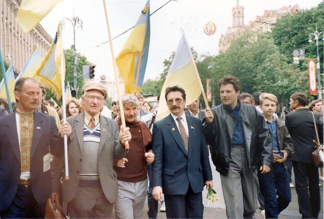 Демонстранти УГС на Хрещатику у Києві. Новообраний народний депутат Олесь Шевченко — у центрі. 1990 р.