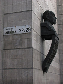 Національних героїв — на околиці?