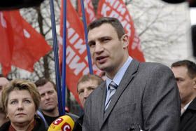 Блок Кличка знає, як вирішити проблеми медиків