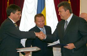 Є наказ: йому — на Захід, їй — «в другую сторону»...