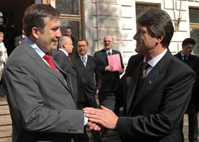 Пісний лаваш на вишитому рушнику