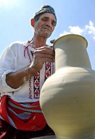Не святі горшки ліплять