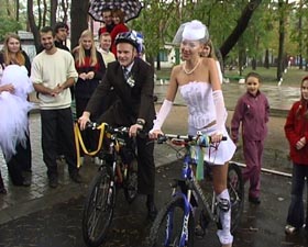 Весілля у велошоломі