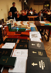 Геть порох із книг!