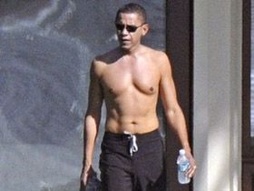 Обама показав груди