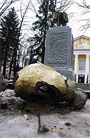 Яким шляхом підемо, товариші?
