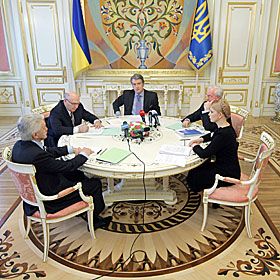 Єдиним кулаком у пику кризі?