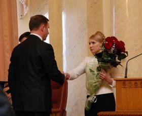 Гаряча сльоза на червоній пелюстці