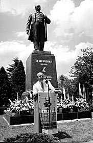 Монументальний посол України