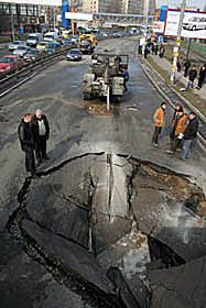 Над прірвою в асфальті