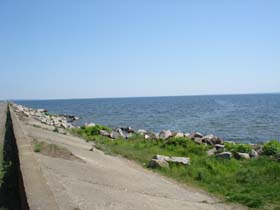 Води — море, а напитися ніде
