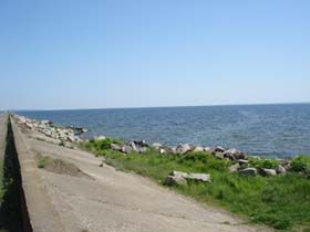 Води — море, а напитися ніде