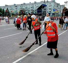 Мітлою — у власну кишеню