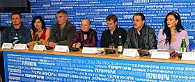 З короною і без