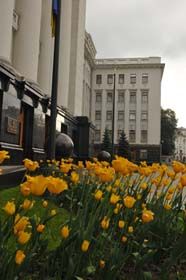 Хліба, видовищ... і змін до Конституції!