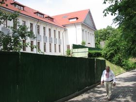 Сховані за парканом